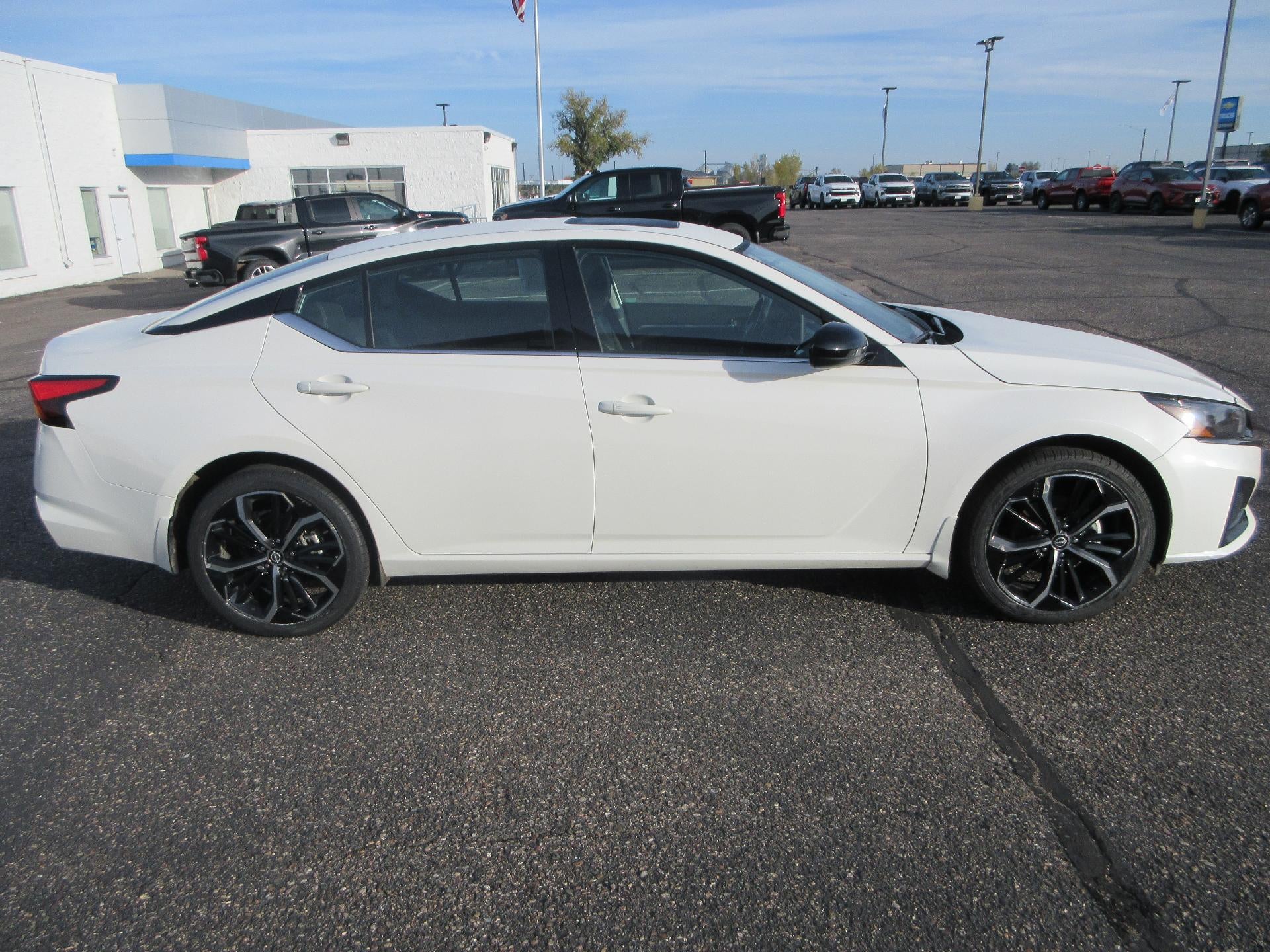 2025 Nissan Altima SR - Photo 4