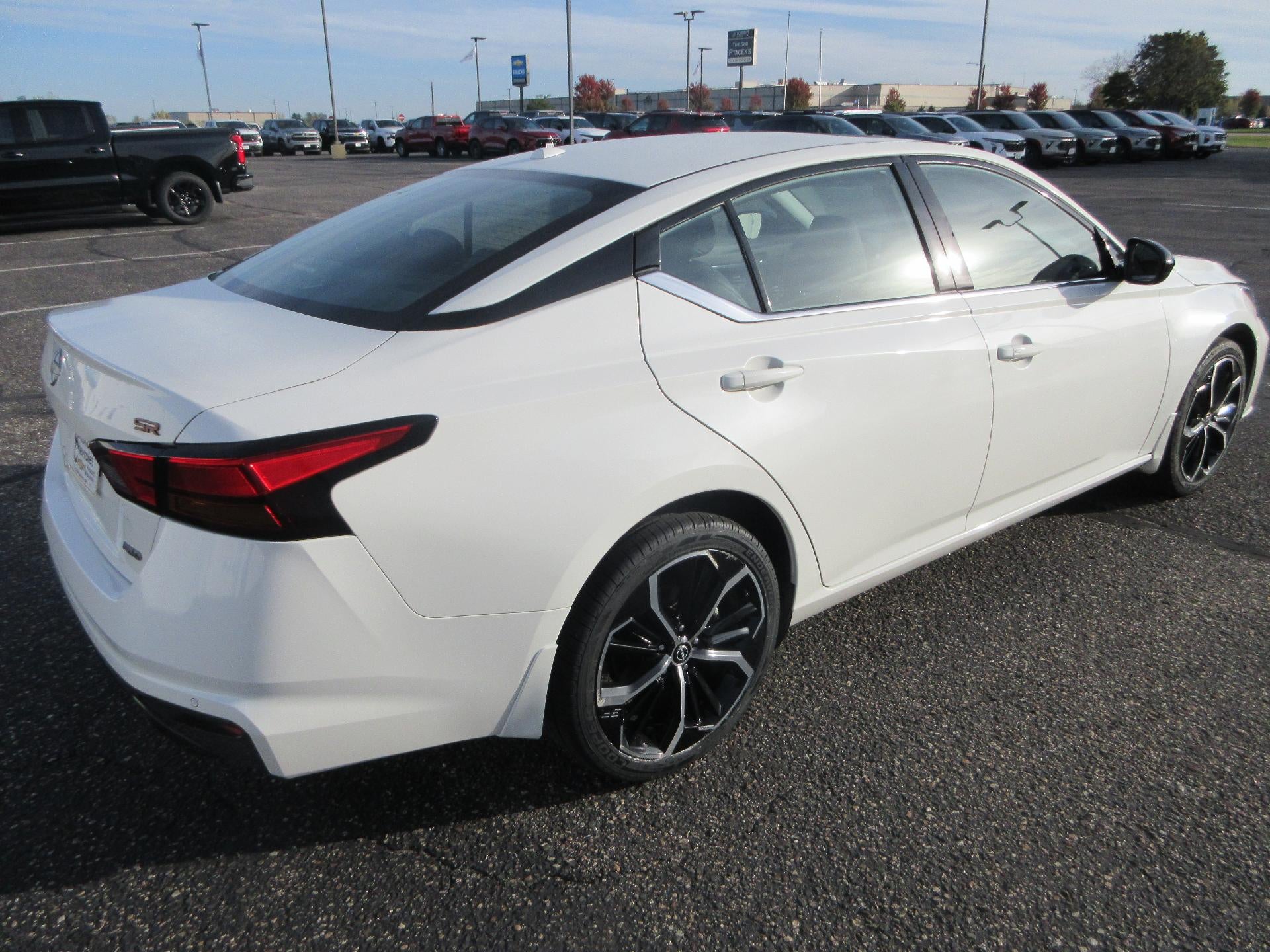 2025 Nissan Altima SR - Photo 5