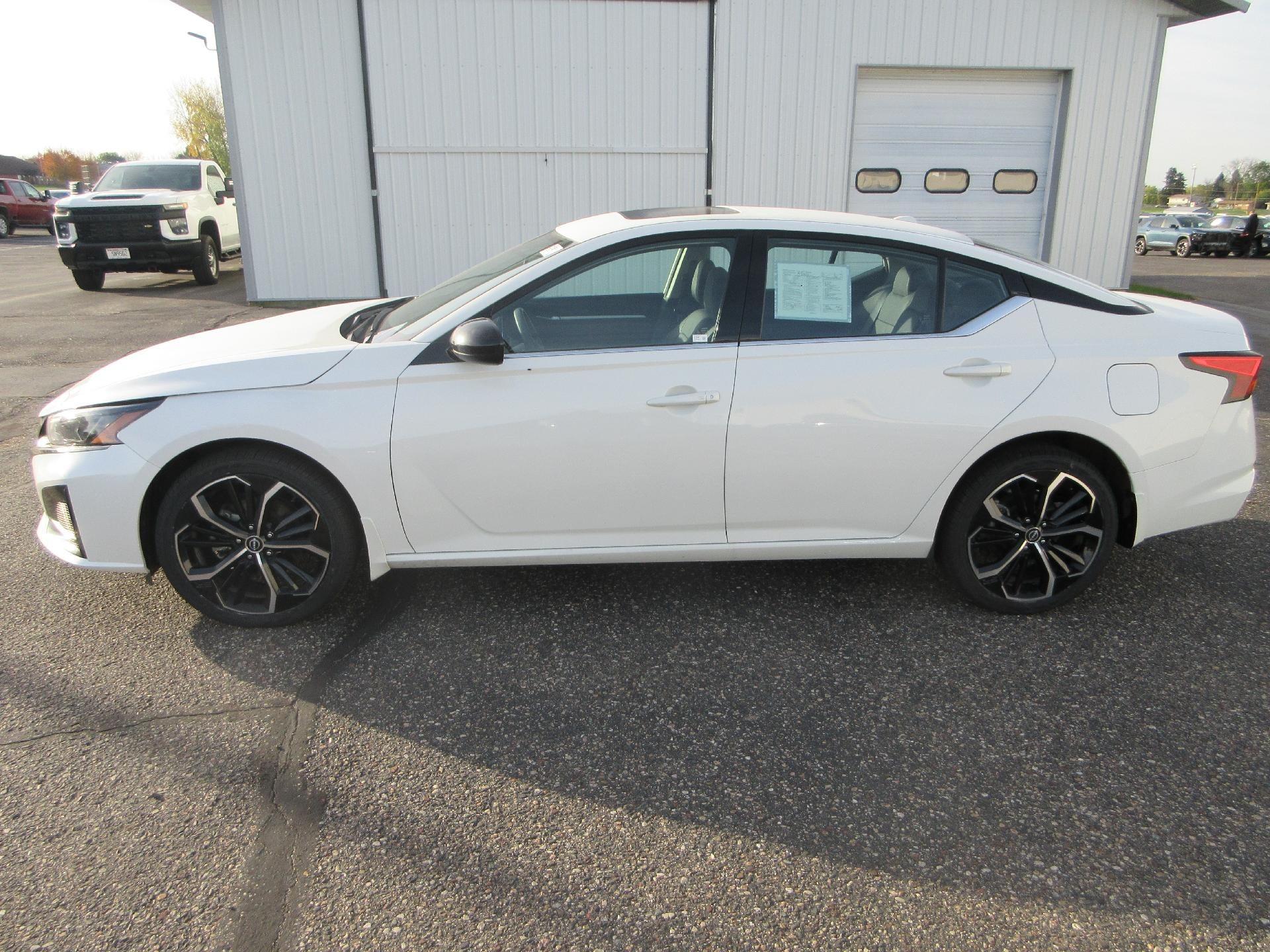 2025 Nissan Altima SR - Photo 8